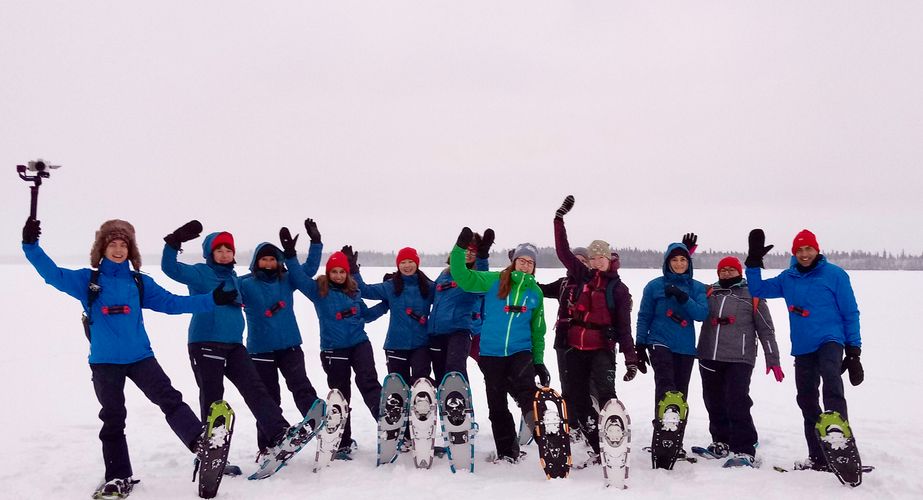 Groepsfoto sneeuwschoenwandelen